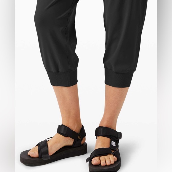 Lululemon’s On The Fly Jogger - Black - Picture 4 of 4